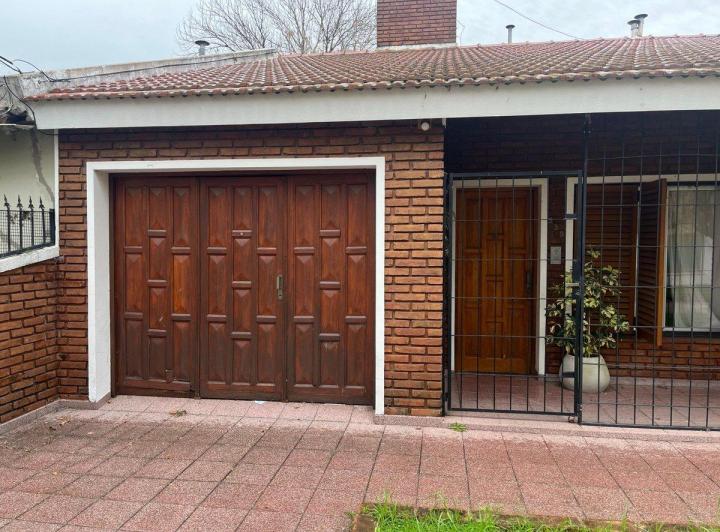 CASA EN VENTA EN PERGAMINO CON PATIO Y GARAGE 1