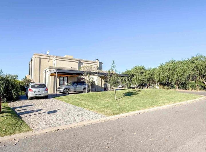CASA EN VENTA EN PERGAMINO EN BARRIO CERRADO 3