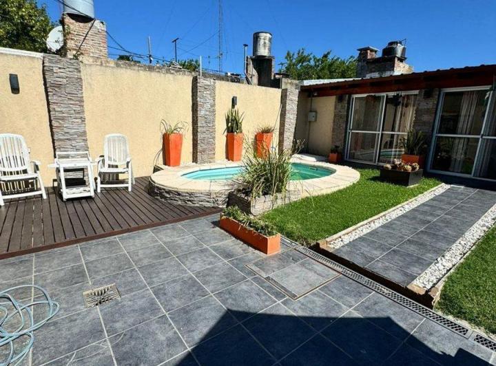 CASA EN VENTA EN PERGAMINO CON PILETA 2