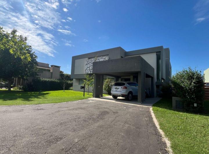 CASA EN VENTA EN PERGAMINO CON PILETA 1