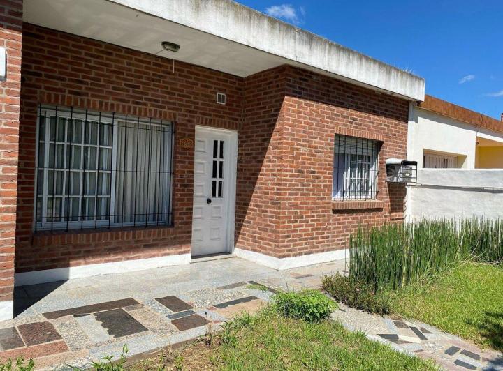 CASA EN VENTA EN PERGAMINO CON PATIO 1