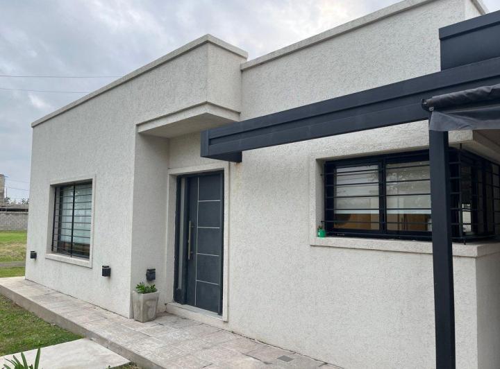 CASA EN VENTA EN PERGAMINO CON PATIO Y PILETA 2