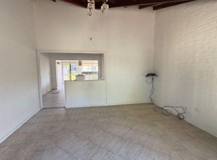 CASA EN VENTA EN PERGAMINO CON PILETA 2