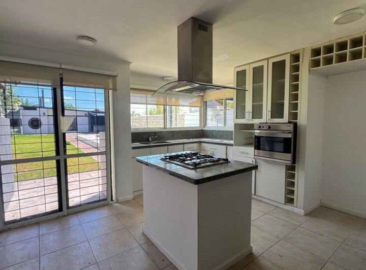 CASA EN VENTA EN PERGAMINO CON PILETA 4