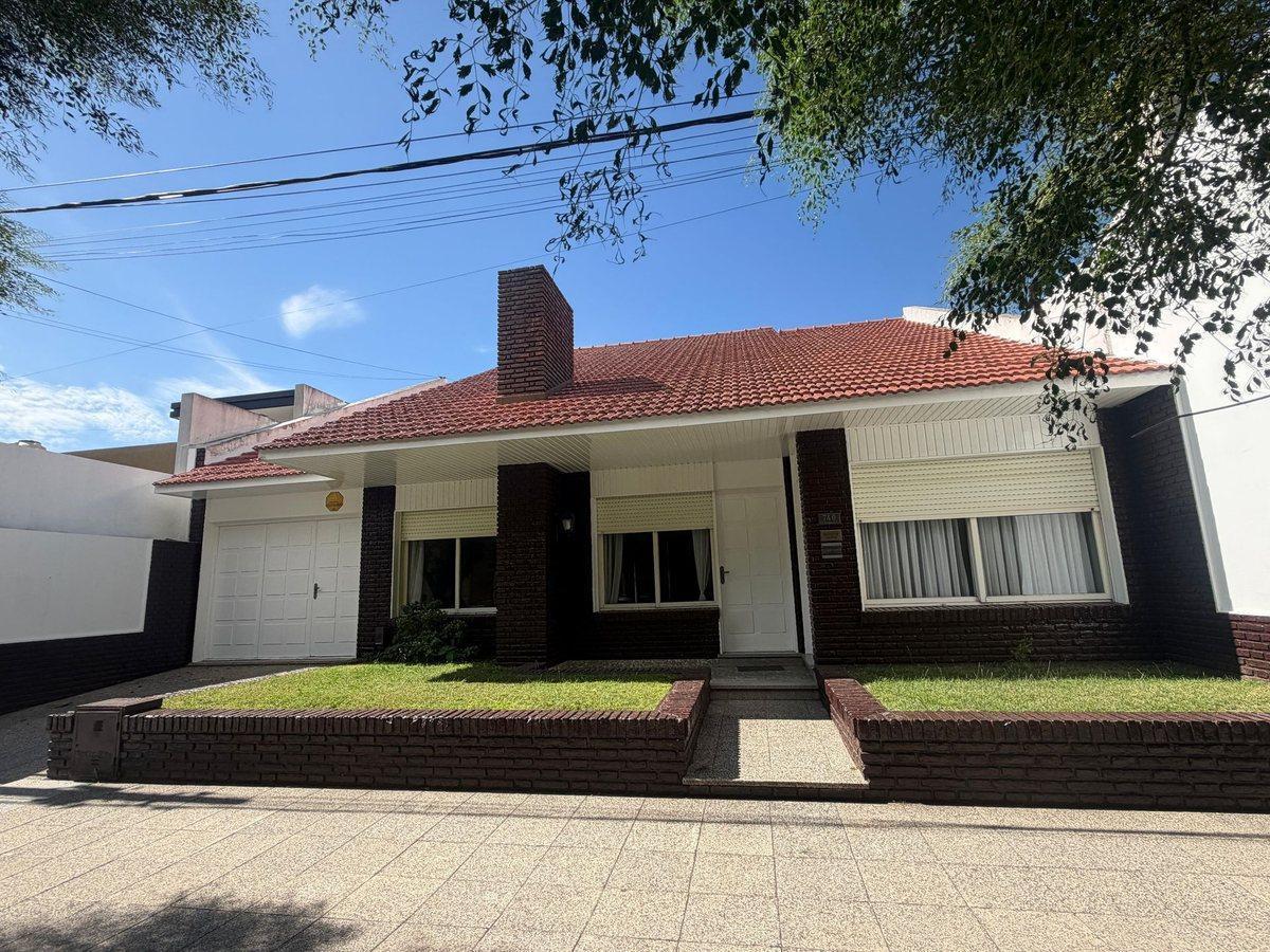 CASA EN VENTA EN PEHUAJO CON PILETA