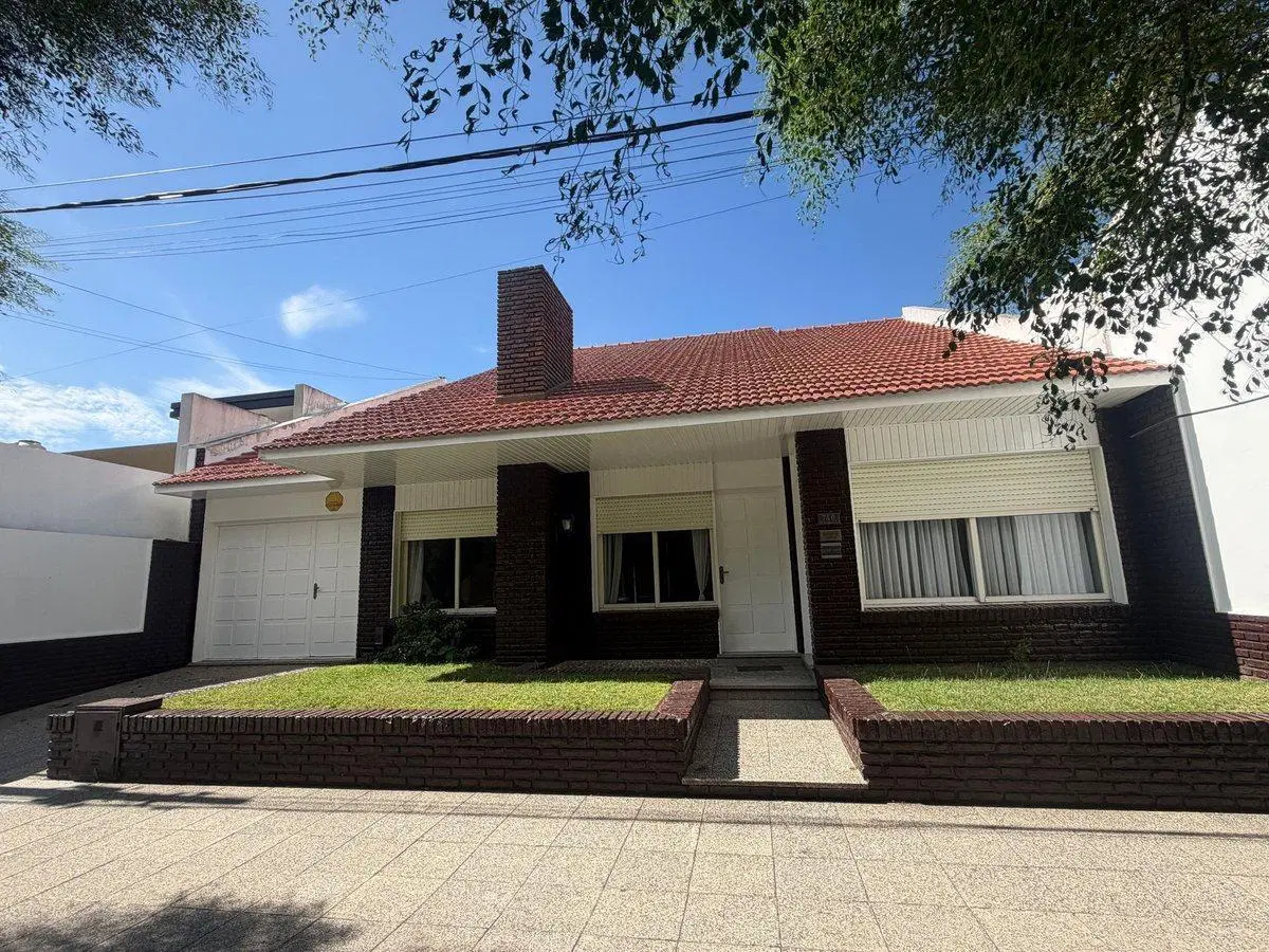 CASA EN VENTA EN PEHUAJO CON PILETA 2