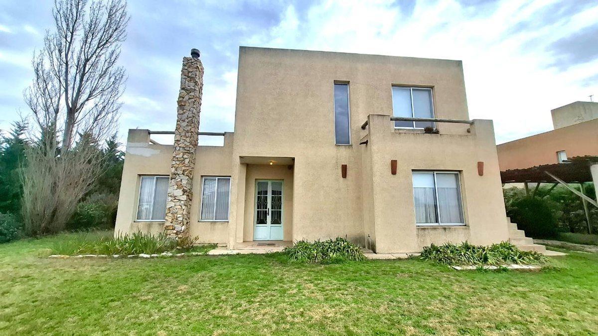 CASA EN VENTA EN PEHUAJÓ CON PILETA