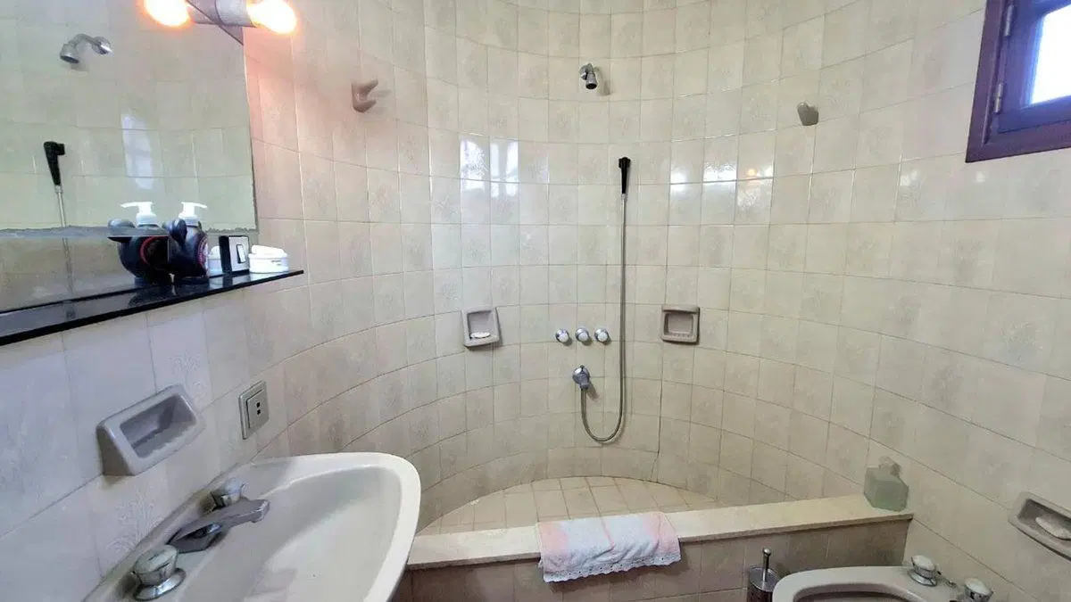 CASA EN VENTA EN CARLOS CASARES CON PILETA 2