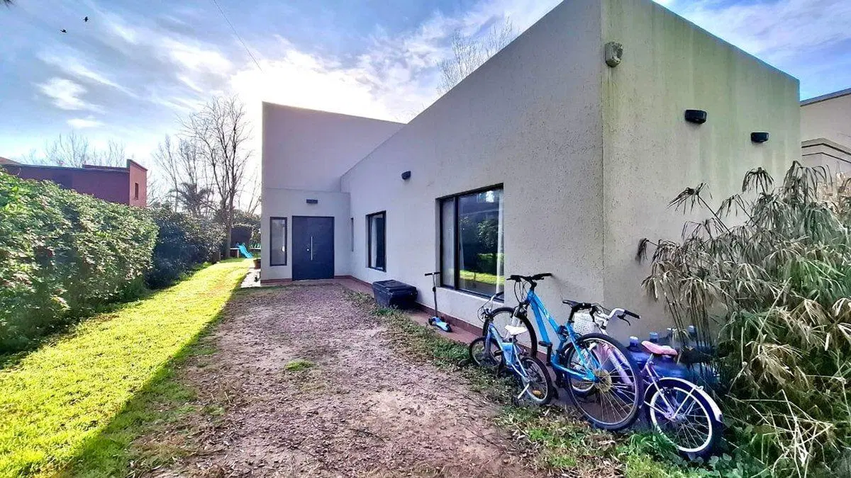 CASA EN VENTA EN PEHUAJÓ CON PILETA 2