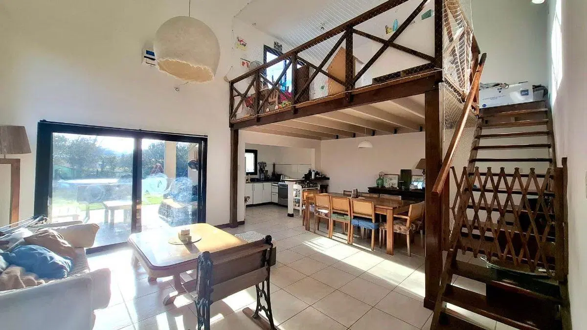 CASA EN VENTA EN PEHUAJÓ CON PILETA 4