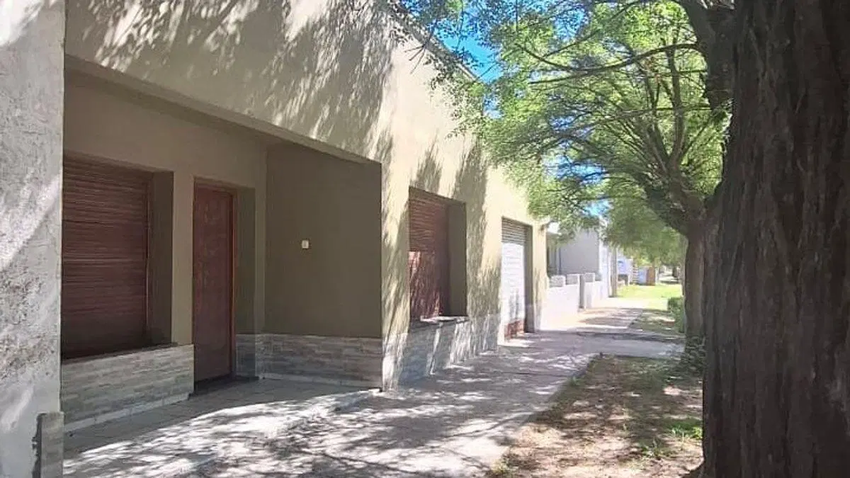 CASA EN VENTA PEHUAJO CON LOCAL COMERCIAL Y PATIO 2