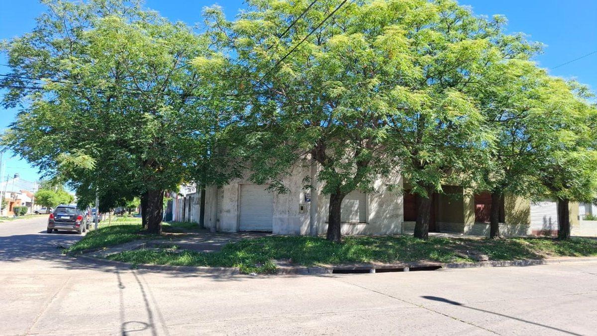 CASA EN VENTA PEHUAJO CON LOCAL COMERCIAL Y PATIO