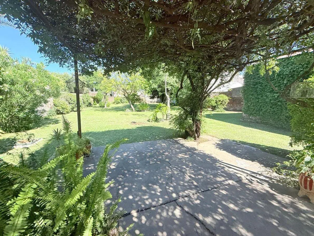 CASA EN VENTA EN PERGAMINO CON PARQUE Y GALPON 4