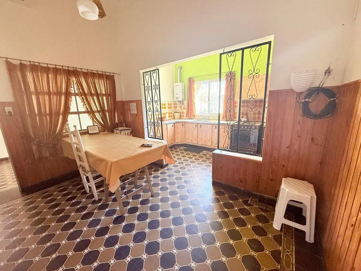 CASA EN VENTA EN PERGAMINO CON PARQUE Y GALPON 5