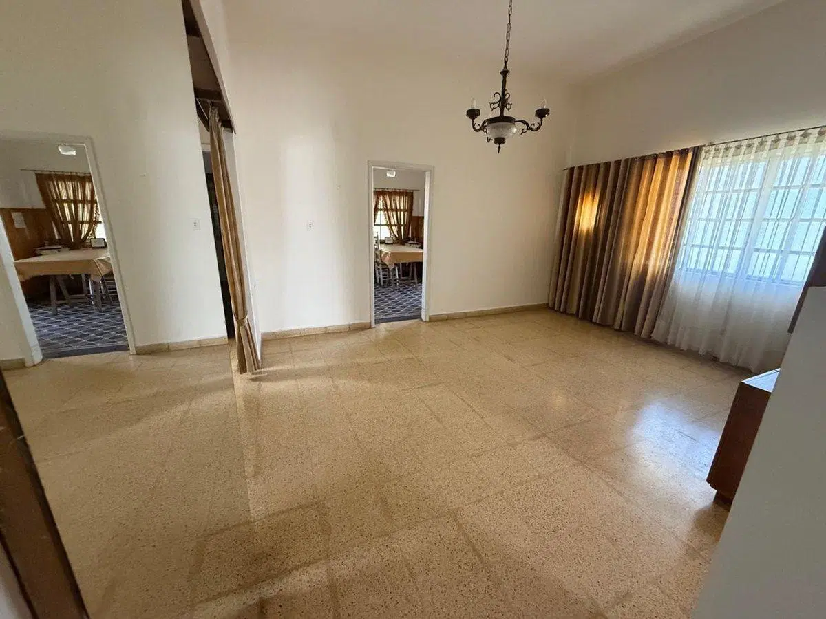CASA EN VENTA EN PERGAMINO CON PARQUE Y GALPON 2