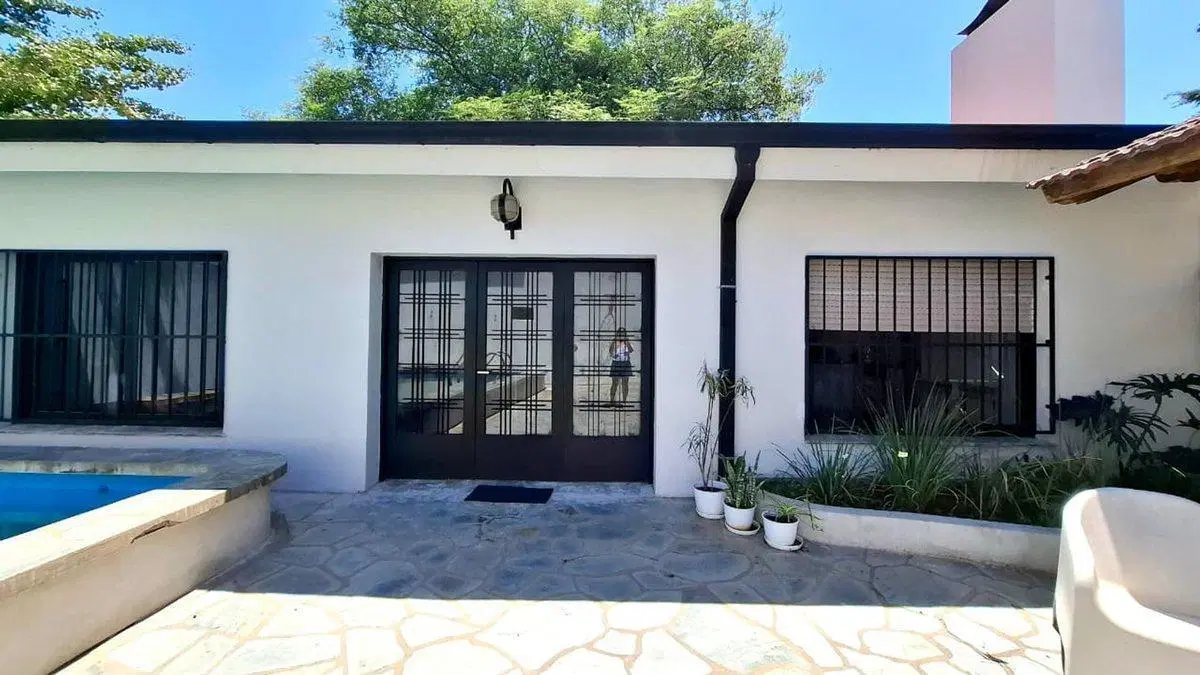 CASA EN VENTA EN PEHUAJÓ CON PILETA 4