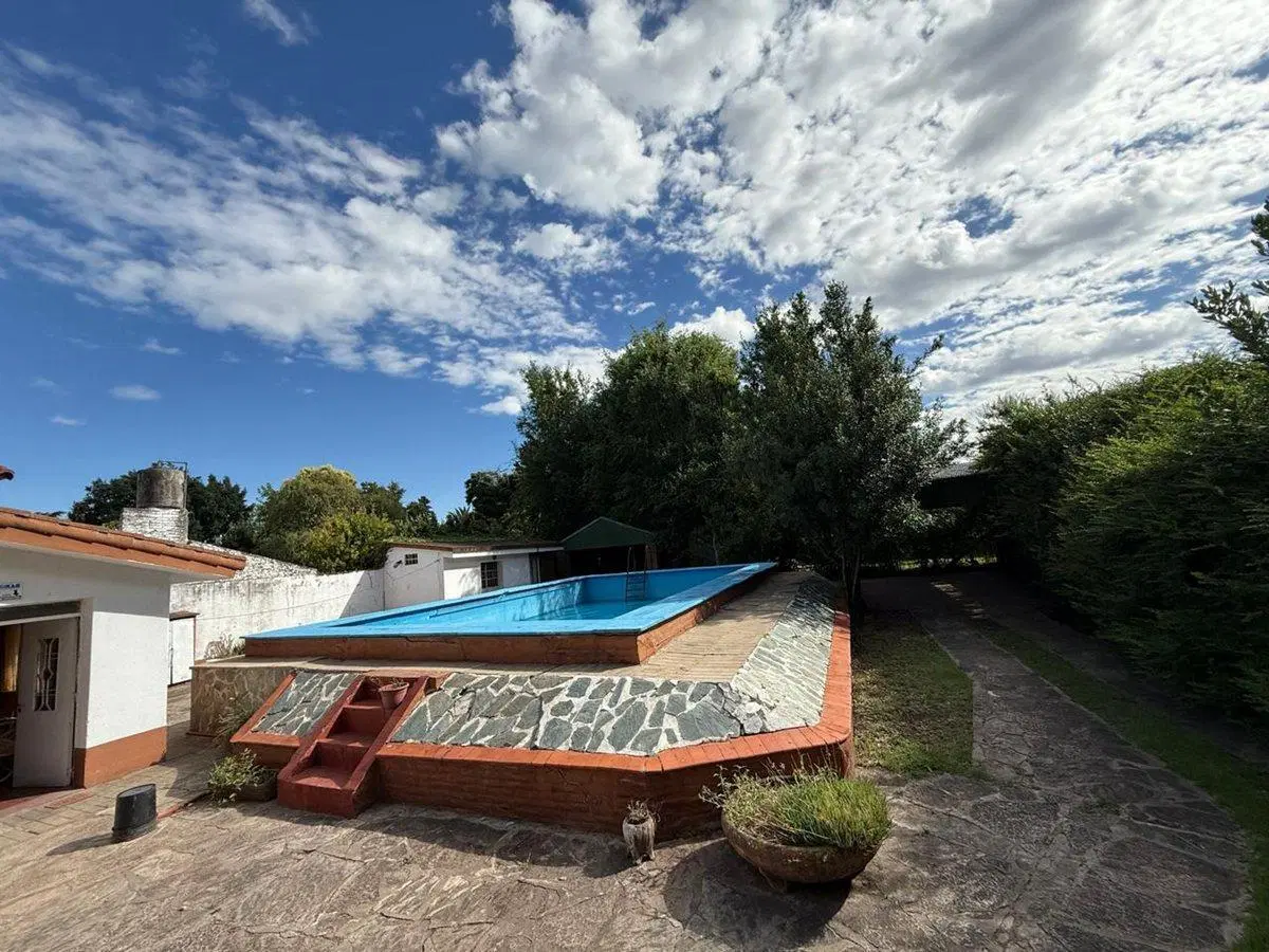 CASA QUINTA EN VENTA EN PERGAMINO CON PILETA 2