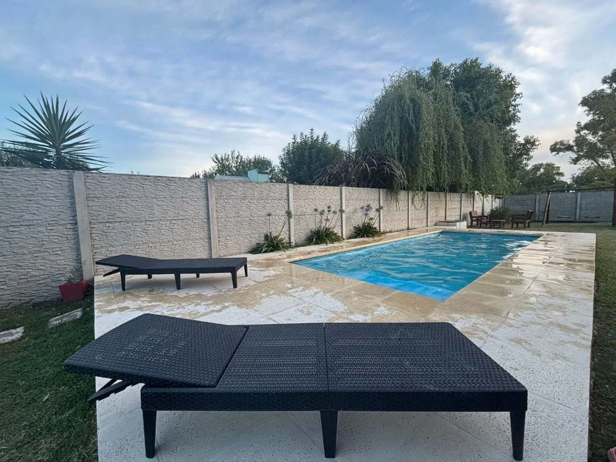 CASA EN VENTA EN BRAGADO CON PILETA 2