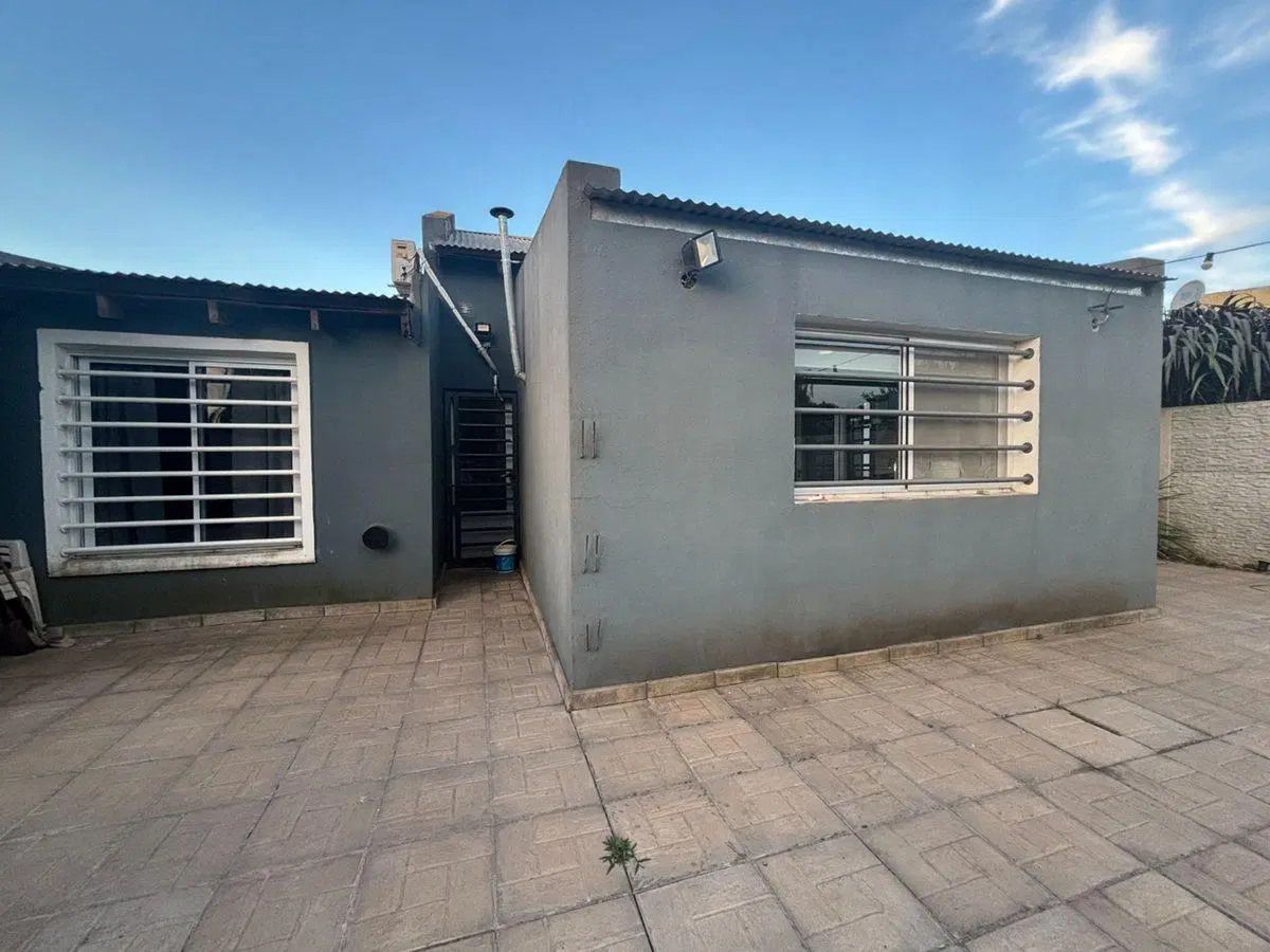 CASA EN VENTA EN BRAGADO CON PILETA 3