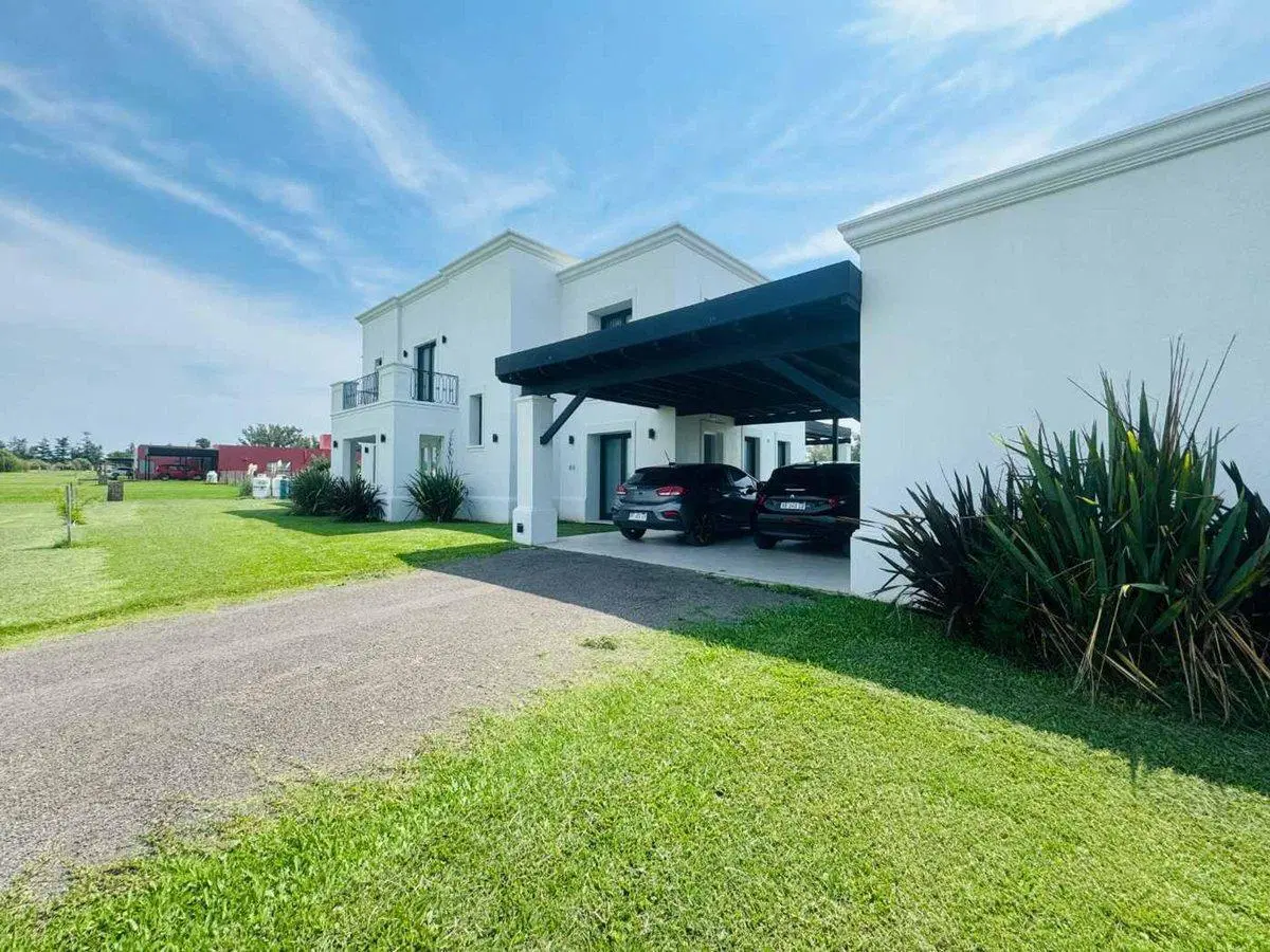 CASA EN VENTA EN PERGAMINO CON PILETA 2
