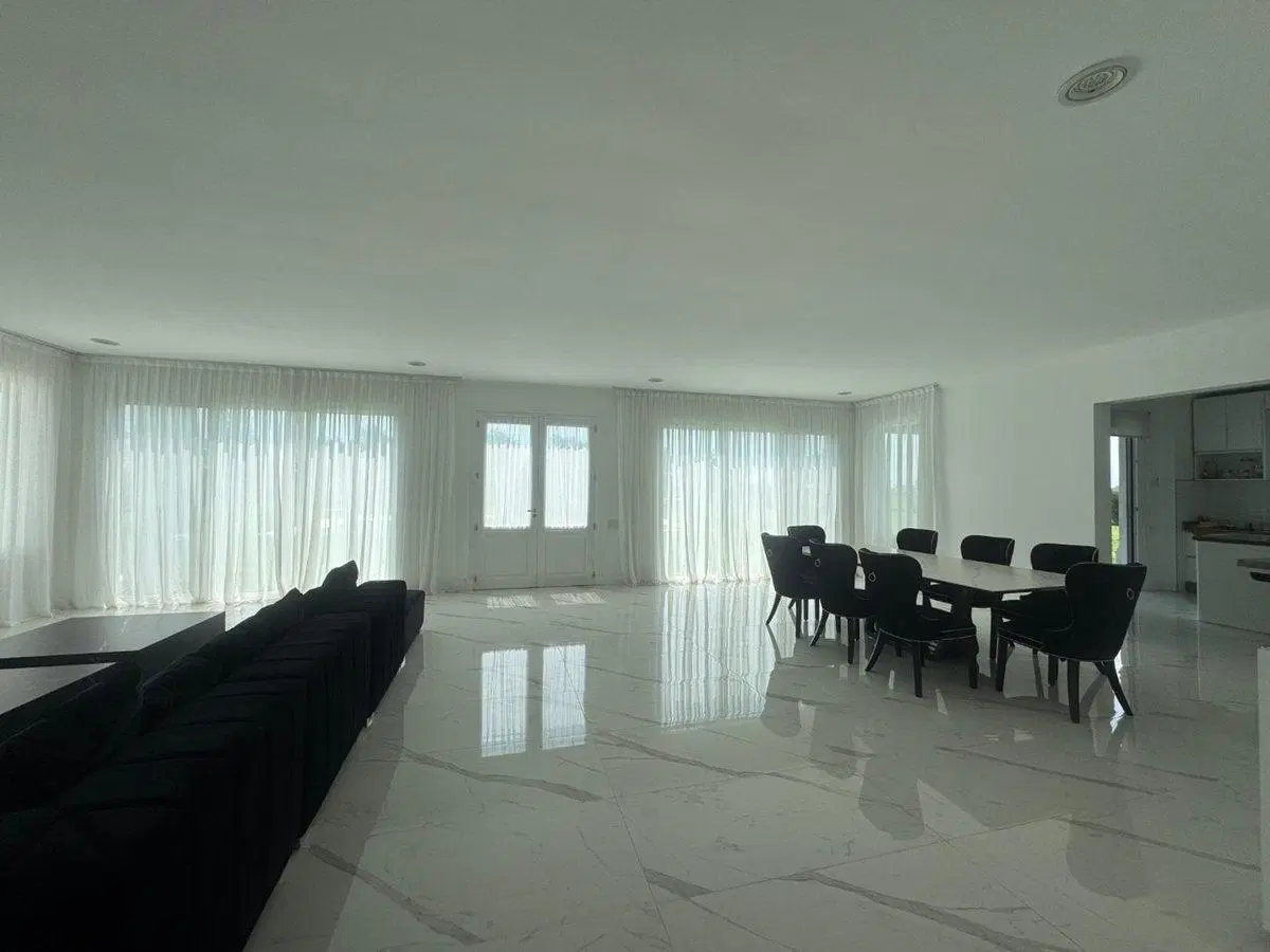 CASA EN VENTA EN PERGAMINO CON PILETA 5