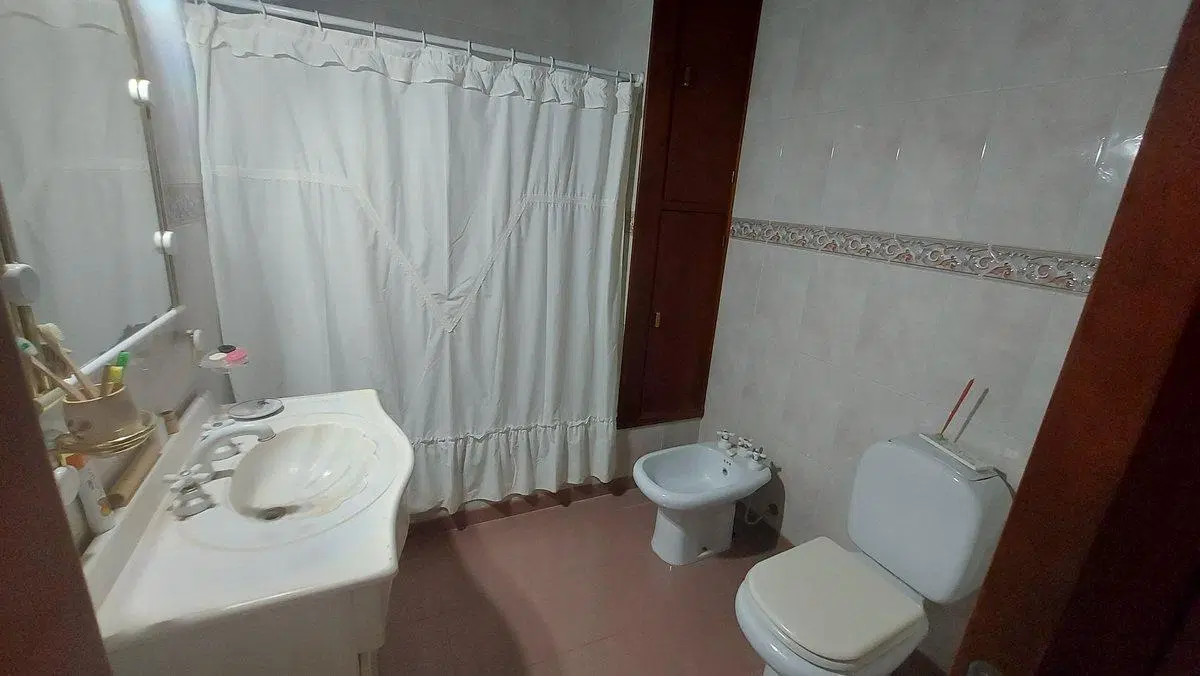 CASA EN VENTA EN ARRECIFES CON PATIO Y PILETA 4