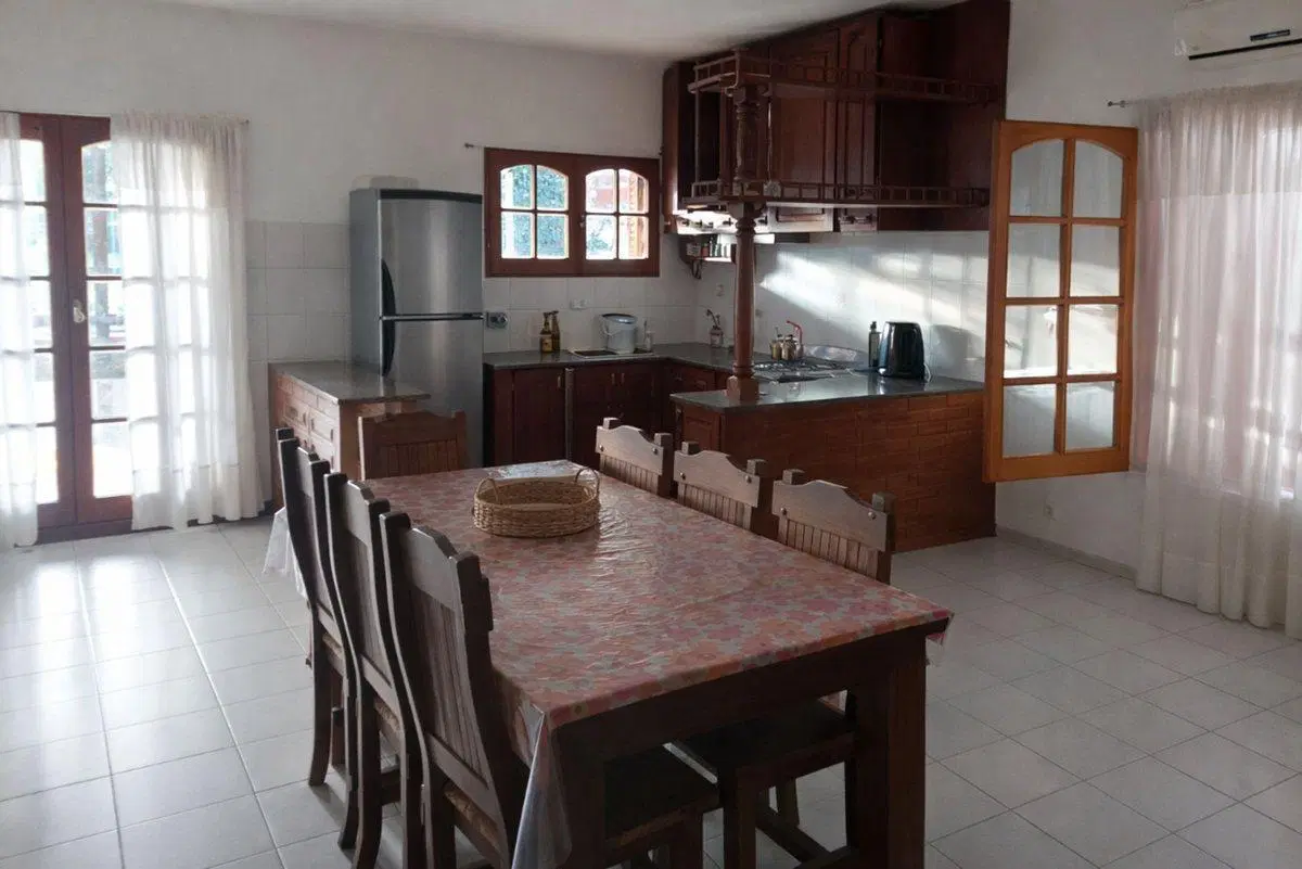 CASA EN VENTA EN ARRECIFES CON PATIO Y PILETA 2