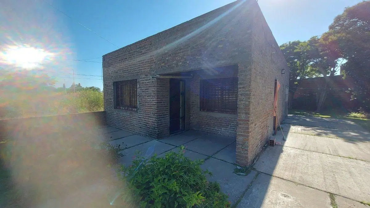 CASA EN VENTA EN ARRECIFES CON PILETA 2