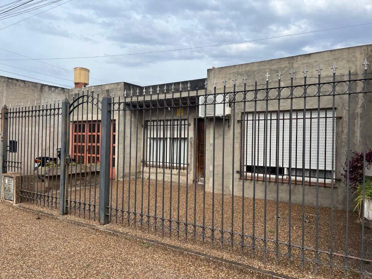 CASA EN VENTA EN PERGAMINO CON PATIO 2
