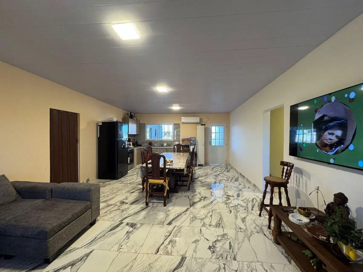 CASA EN VENTA EN PERGAMINO CON PILETA 4