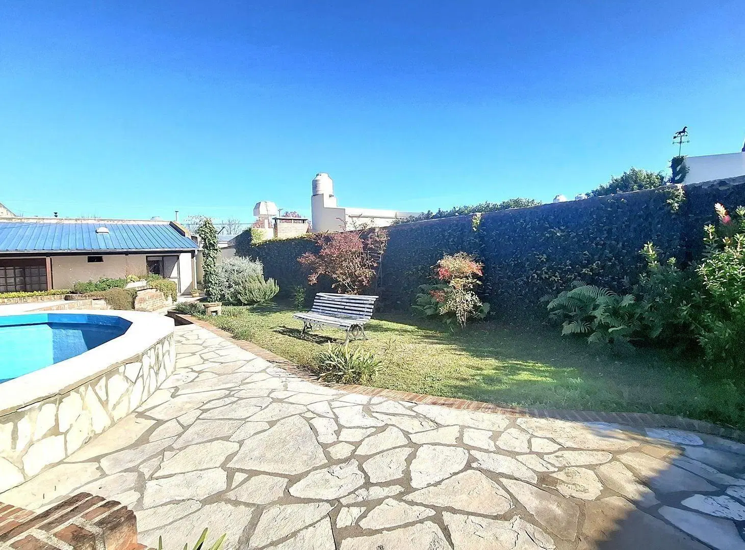 CASA EN VENTA EN PEHUAJO CON PILETA 2