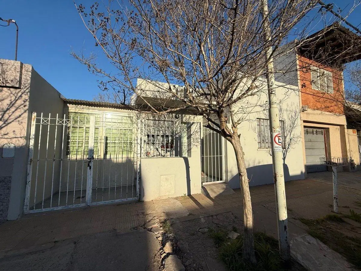 CASA EN VENTA EN PERGAMINO CON PATIO 4