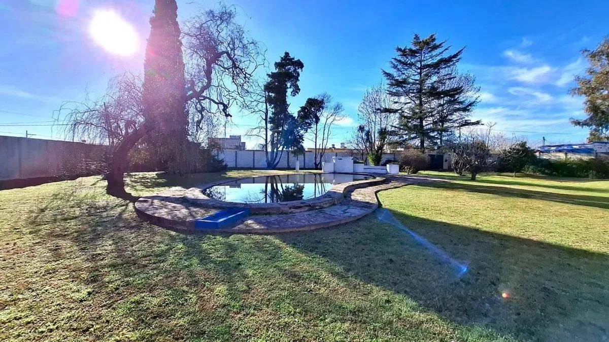 CASA EN VENTA EN CARLOS CASARES CON PILETA 2