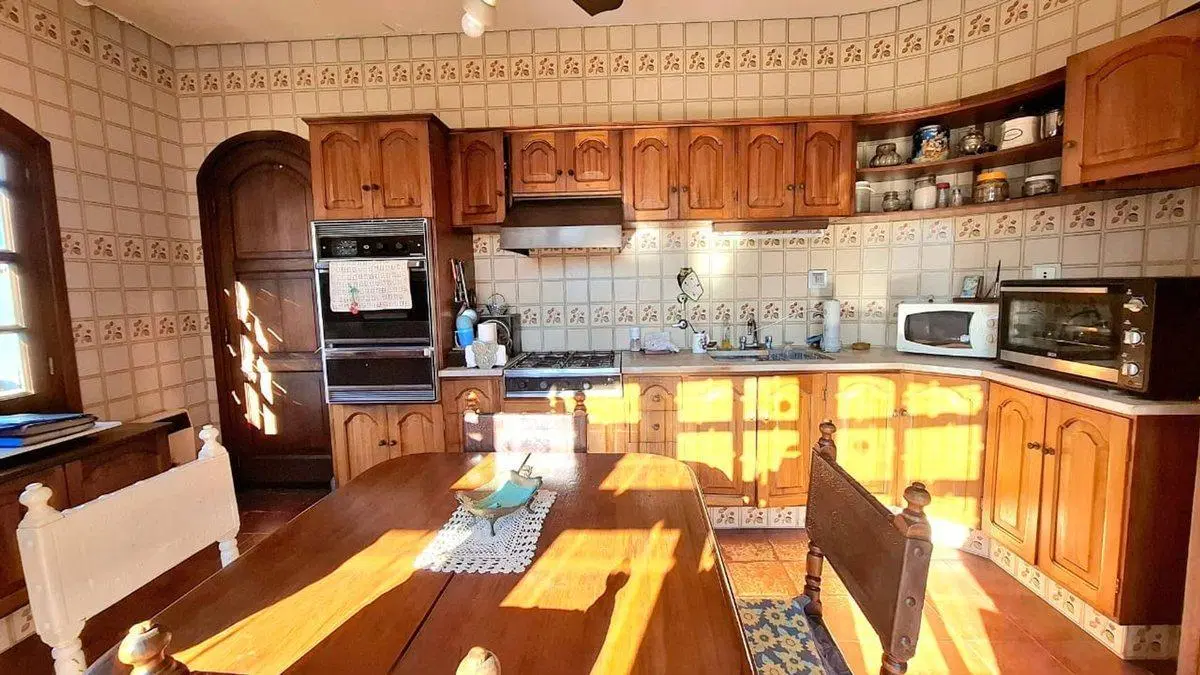 CASA EN VENTA EN CARLOS CASARES CON PILETA 4