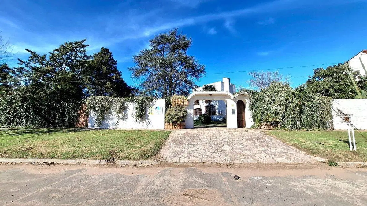 CASA EN VENTA EN CARLOS CASARES CON PILETA 5