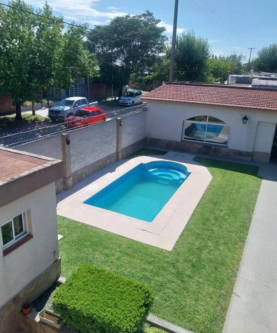 CASA EN VENTA EN PERGAMINO CON PILETA 3