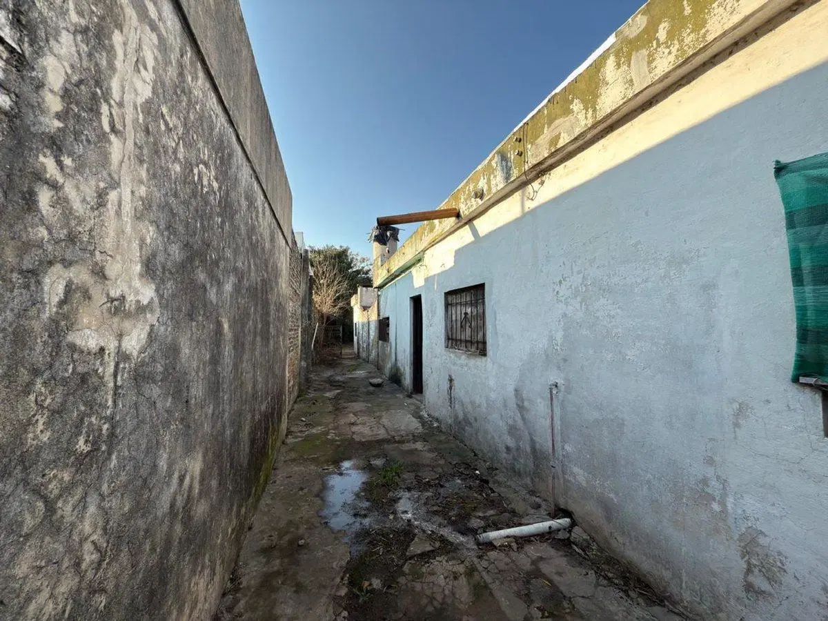 CASA EN VENTA EN PERGAMINO A REFACCIONAR CON PATIO 4