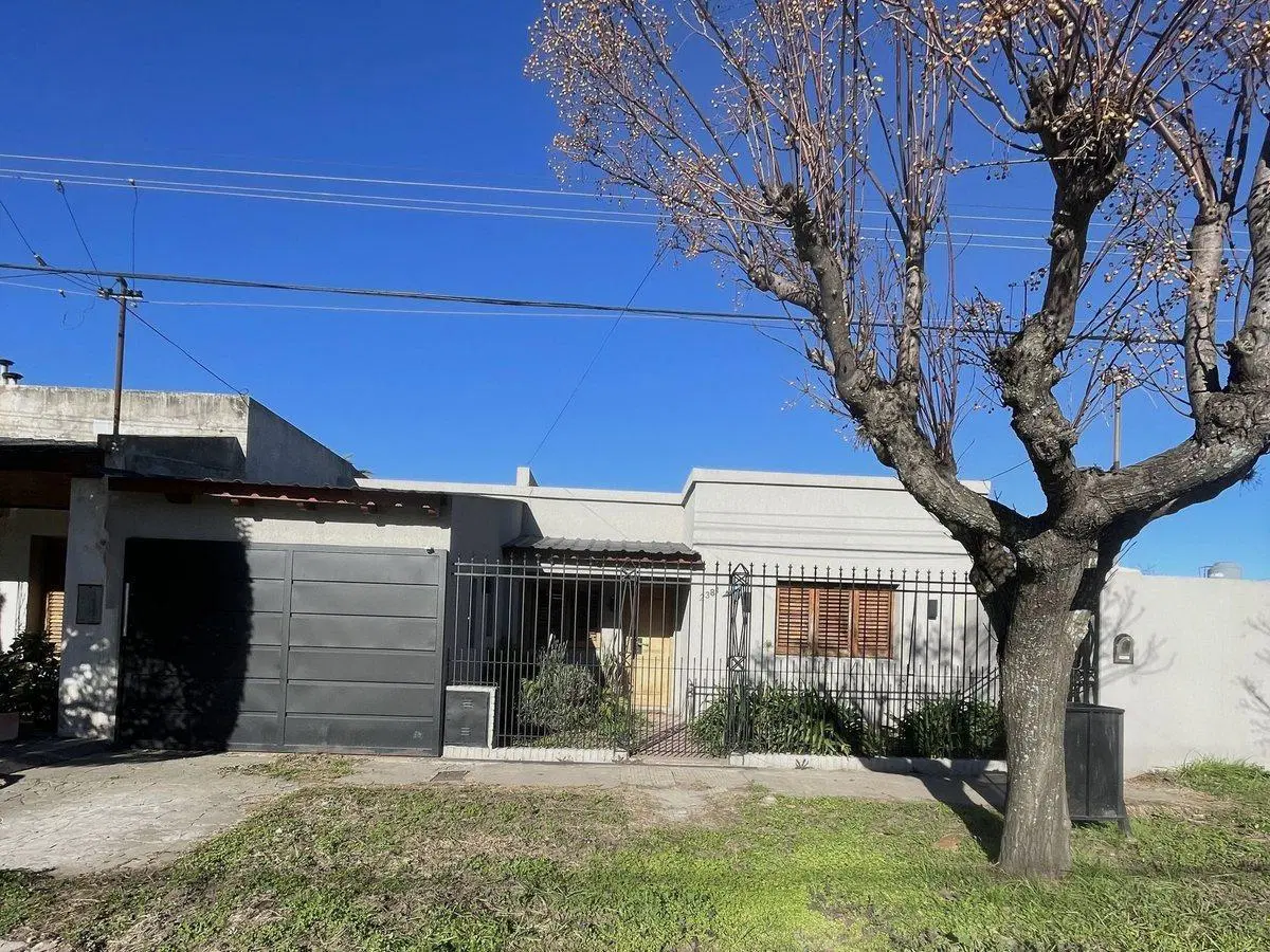CASA EN VENTA EN BRAGADO CON PATIO 4