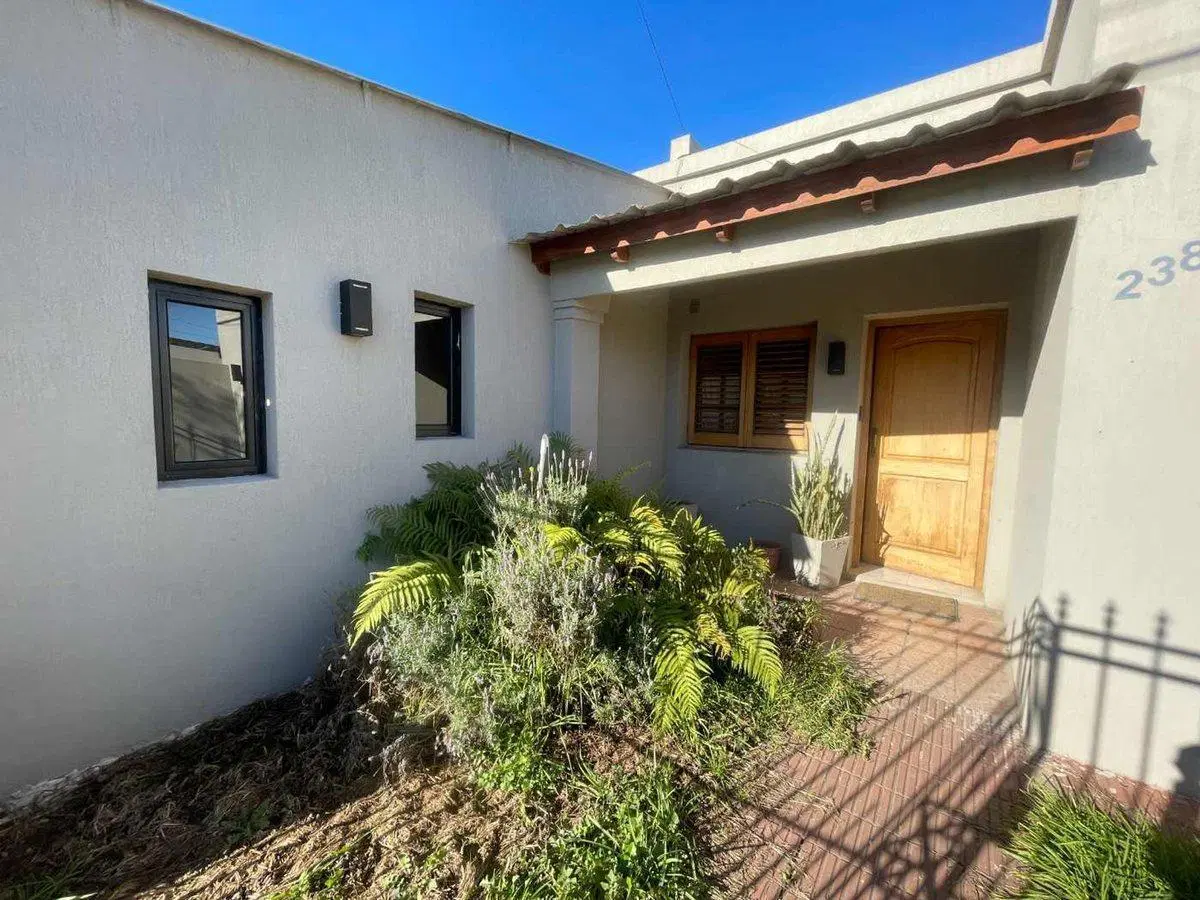 CASA EN VENTA EN BRAGADO CON PATIO 2