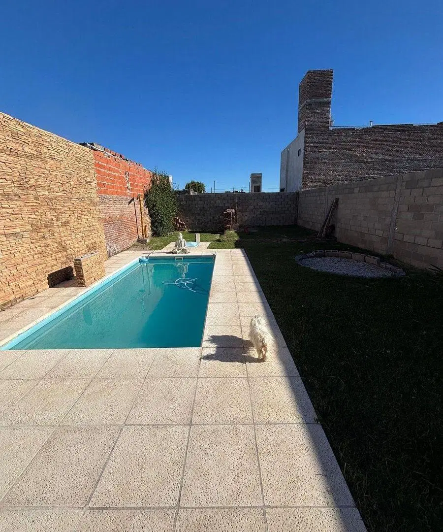 CASA EN VENTA EN PERGAMINO CON PILETA 4