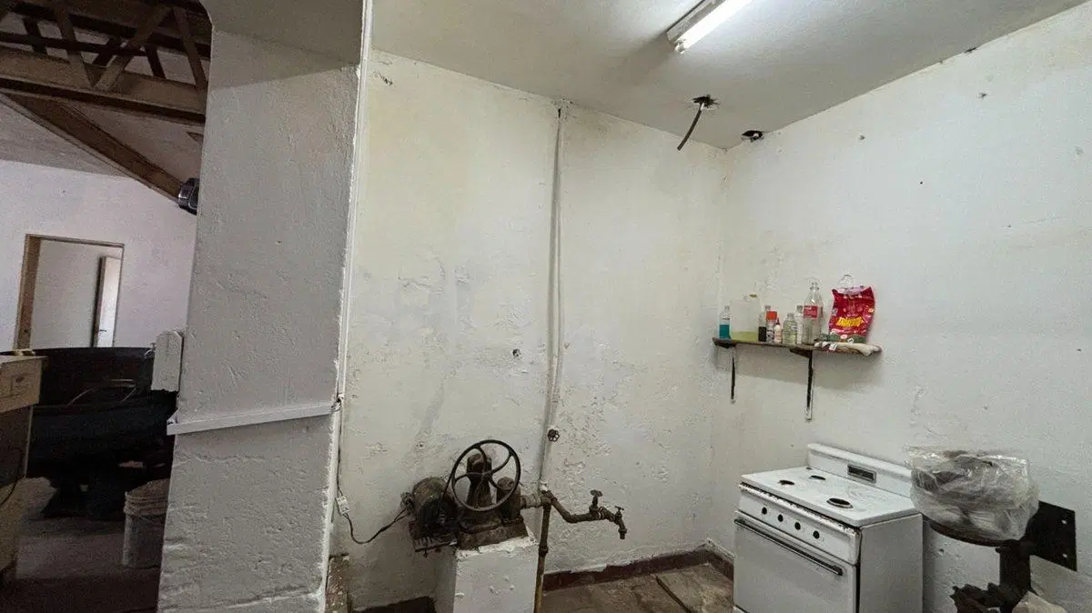 LOCAL COMERCIAL CON DEPARTAMENTO EN VENTA BRAGADO 4