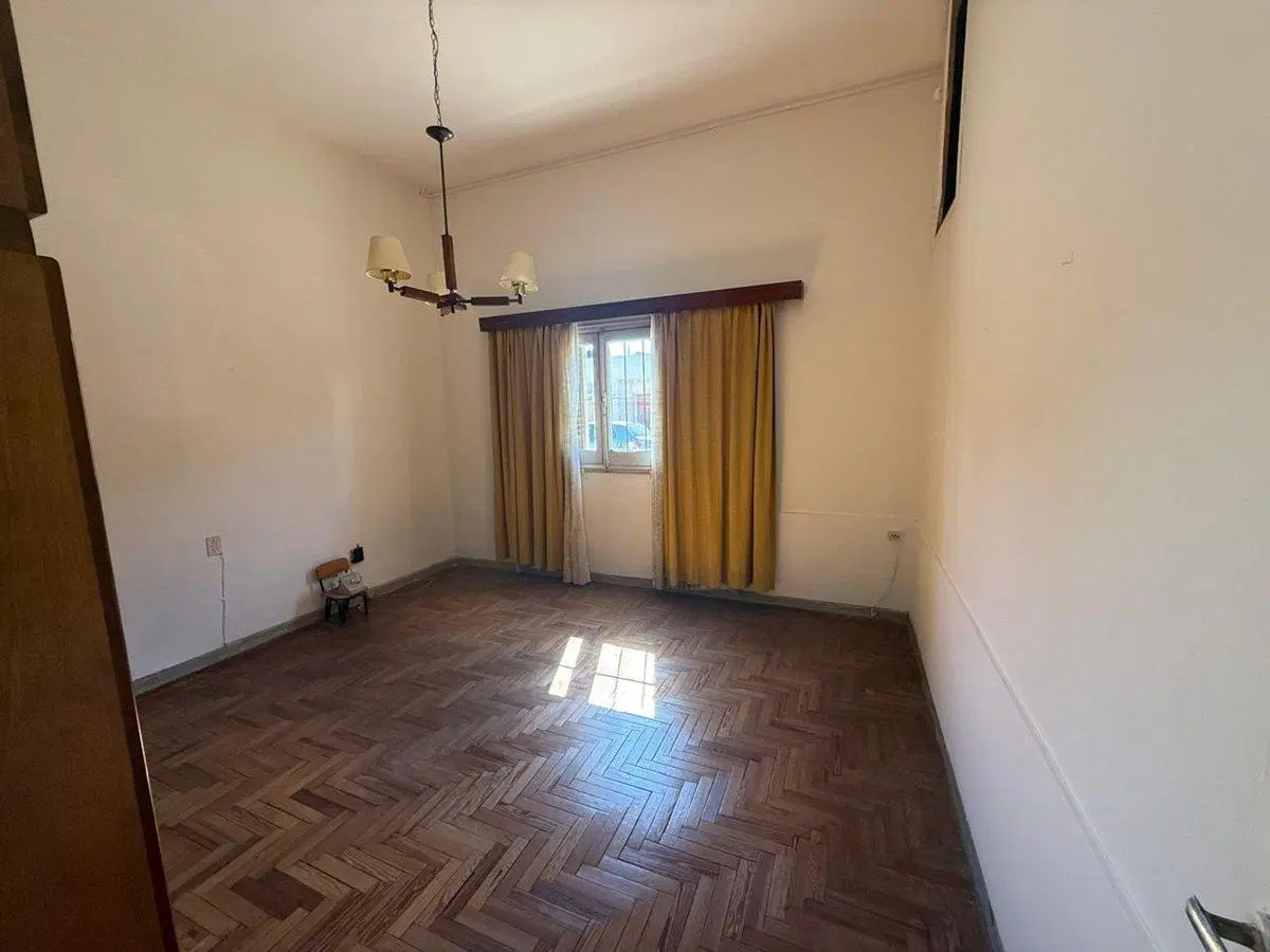 CASA EN VENTA EN PERGAMINO CON PARQUE Y GALPON 3