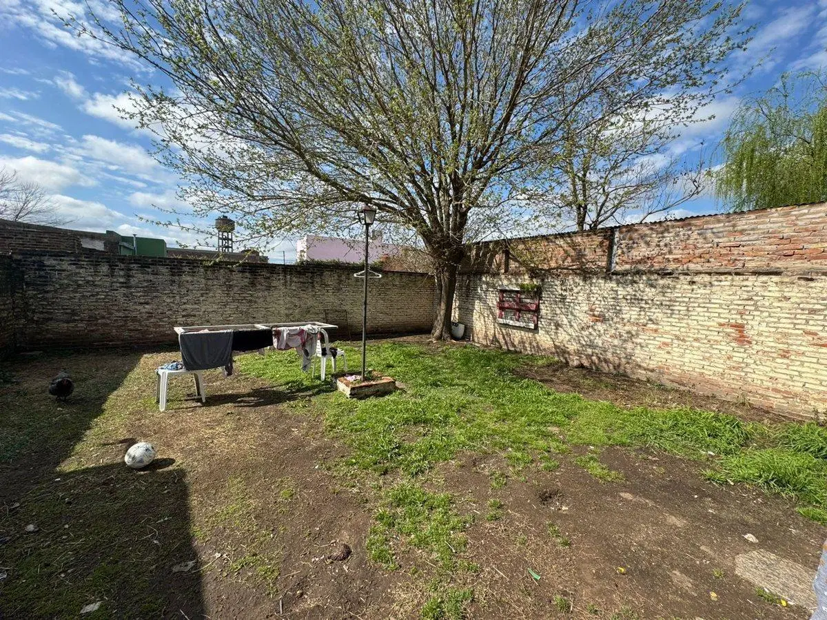 CASA EN VENTA EN CHACABUCO CON PATIO 8