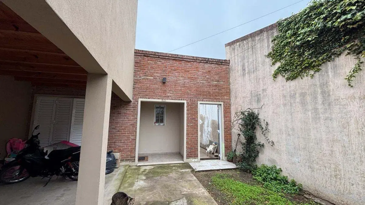 CASA EN VENTA EN BRAGADO CON PILETA 4