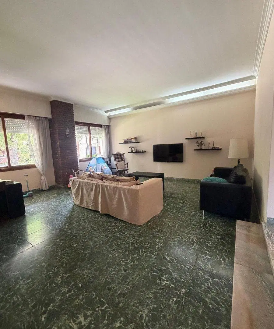 CASA EN VENTA EN PEHUAJO CON PILETA 8