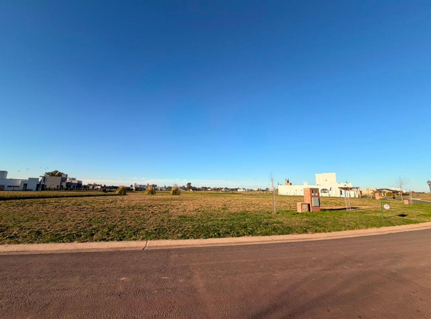 Foto de LOTE EN VENTA EN PERGAMINO EN BARRIO CERRADO, imagen 2