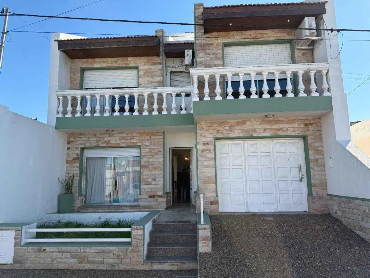 CASA EN VENTA EN PERGAMINO CON PATIO Y PILETA 4