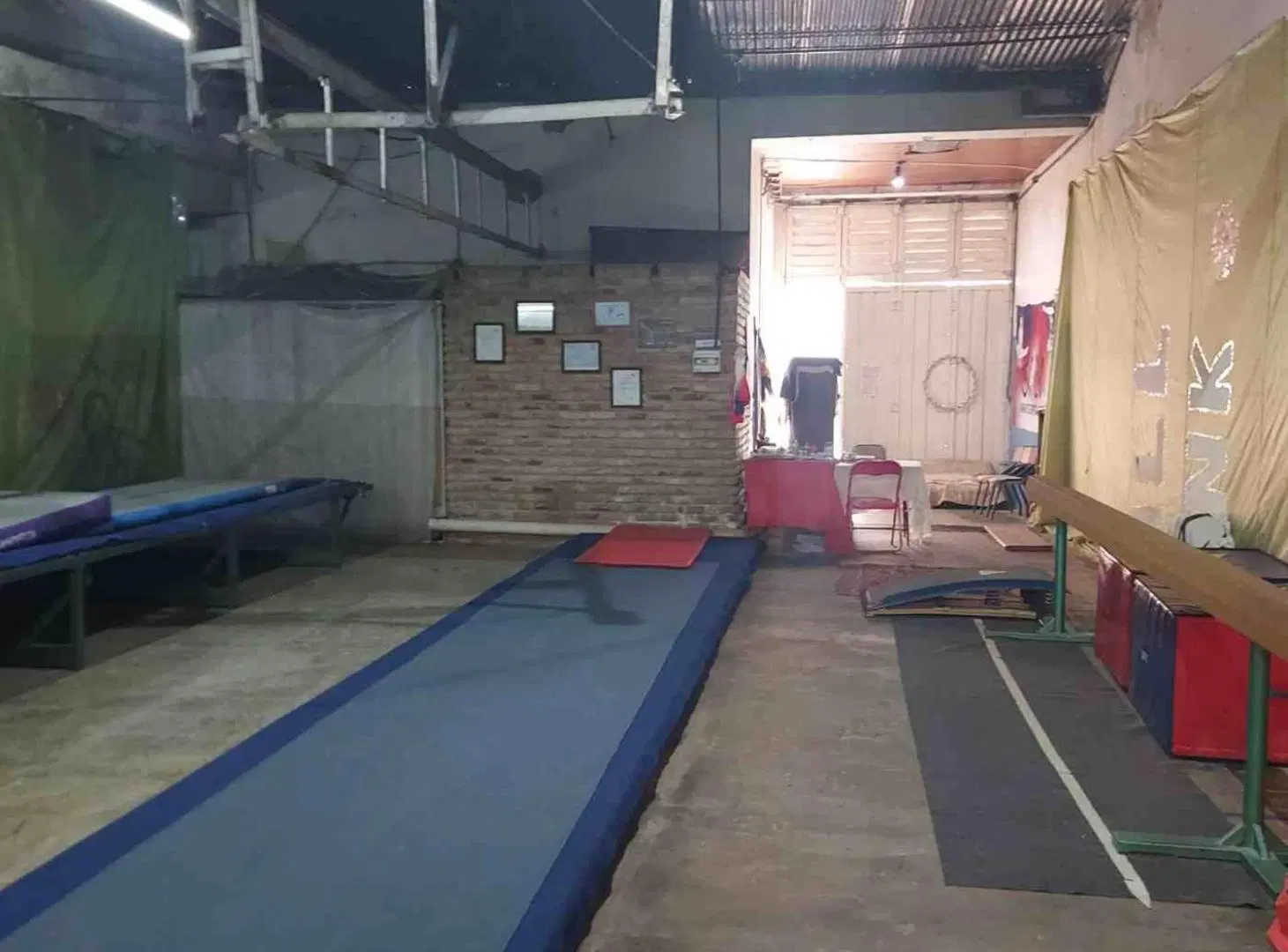LOCAL CON DEPOSITO EN VENTA EN ARRECIFES 1
