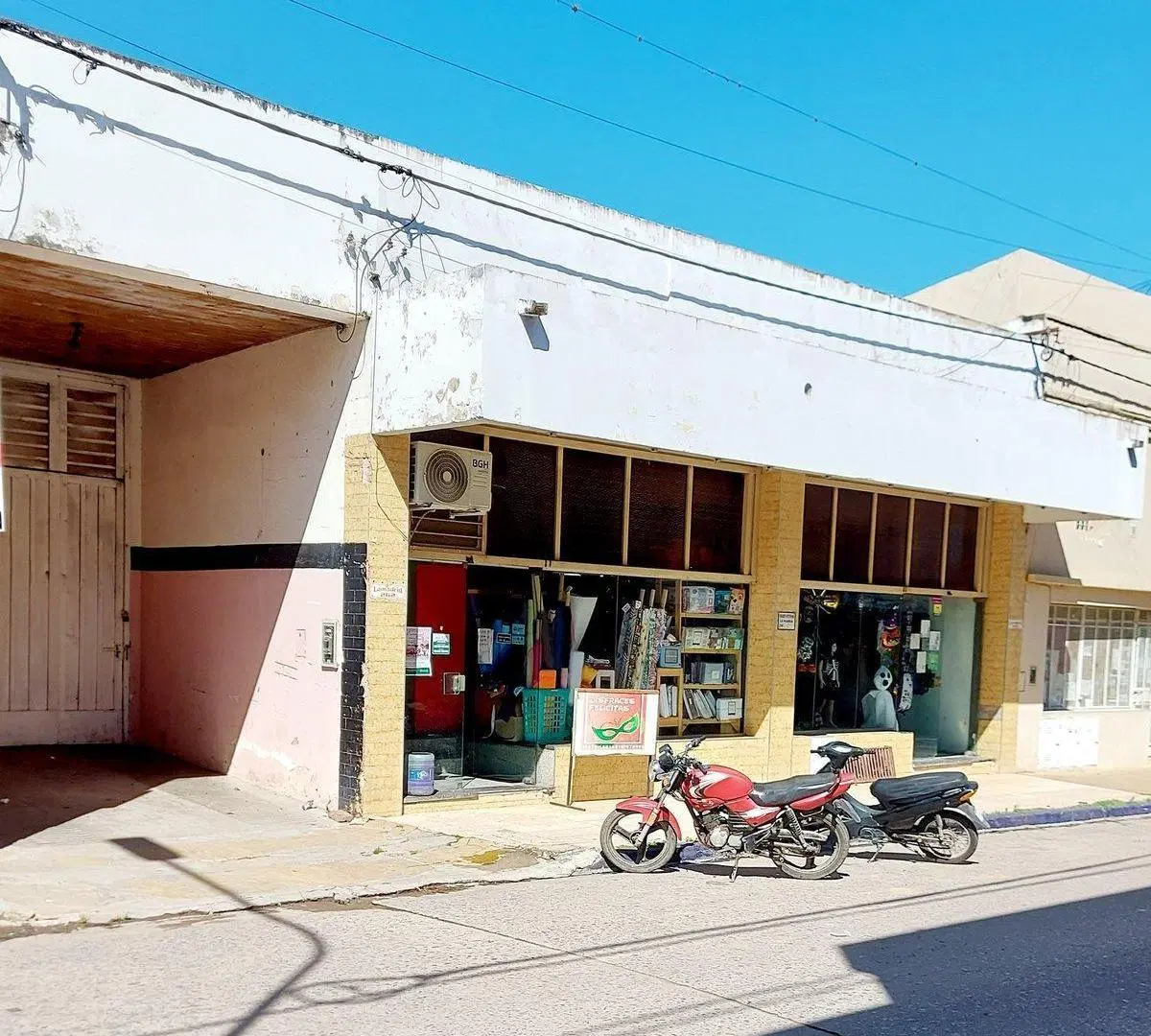 LOCAL CON DEPOSITO EN VENTA EN ARRECIFES 2