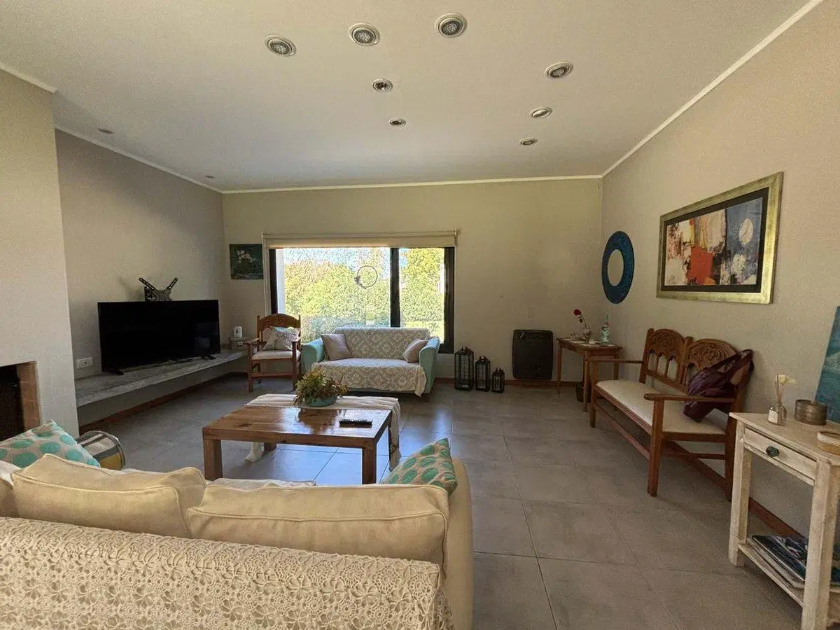 CASA EN VENTA EN BRAGADO CON PILETA 3
